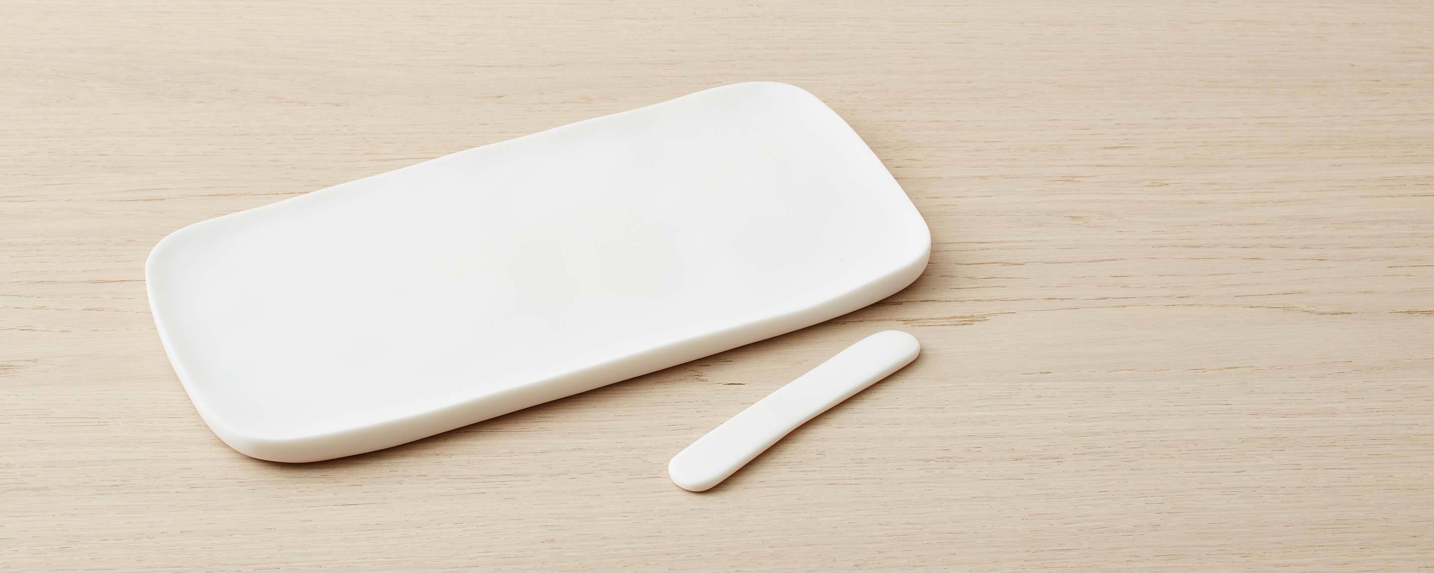 resin serving board with spreader small - white