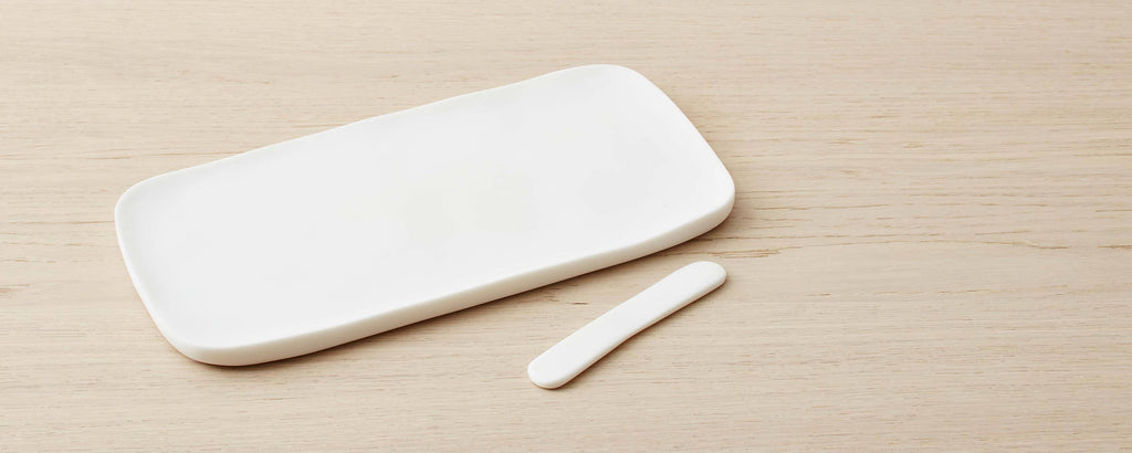 resin serving board with spreader small - white