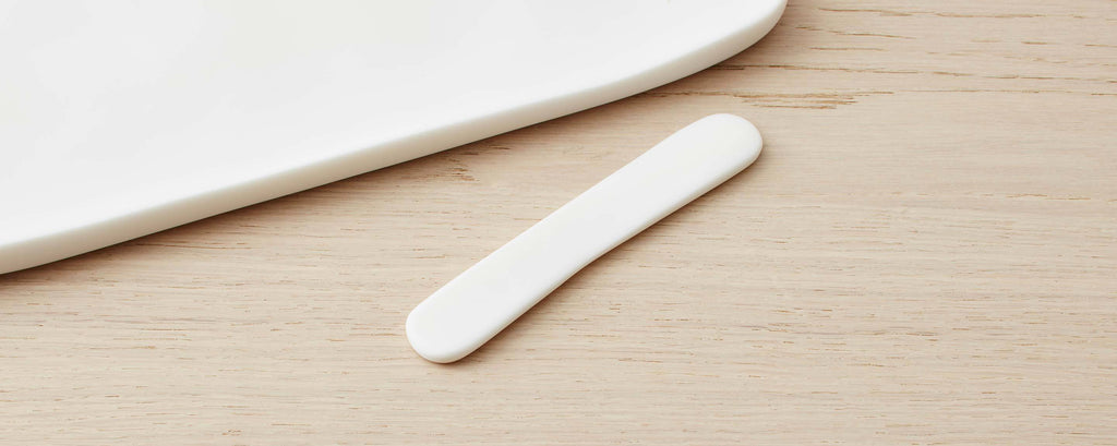 resing white serving board with spreader - large