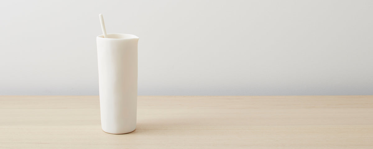 resin pitcher with stirrer - white