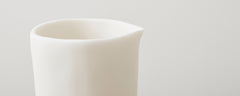 resin pitcher with stirrer - white