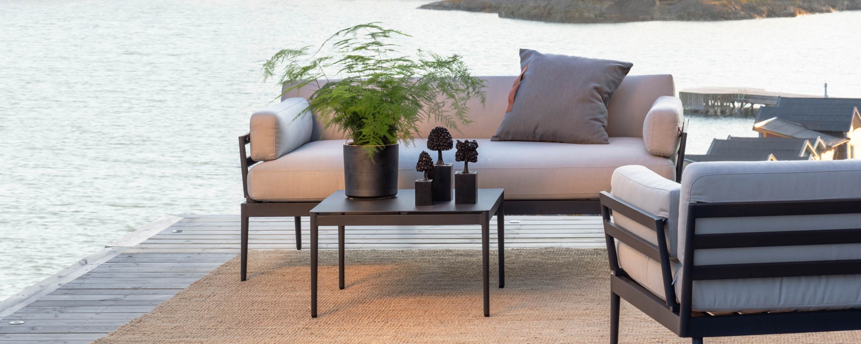 the anholt lounge table